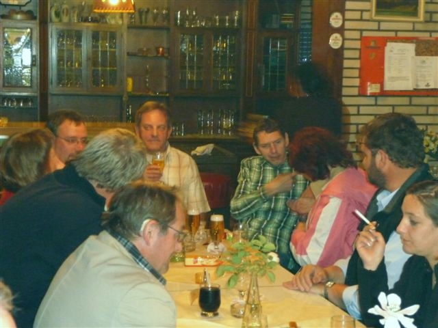 026 Ausklang.jpg - Konversation an allen Ecken.